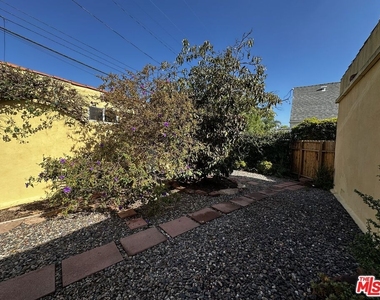 859 1/2 Commonwealth Avenue - Photo Thumbnail 2