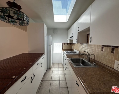 859 1/2 Commonwealth Avenue - Photo Thumbnail 6