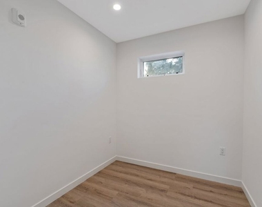 10918 Camarillo Street - Photo Thumbnail 13