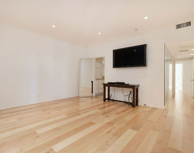 1333 S Beverly Glen - Photo Thumbnail 18