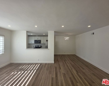 11051 Missouri Avenue - Photo Thumbnail 4