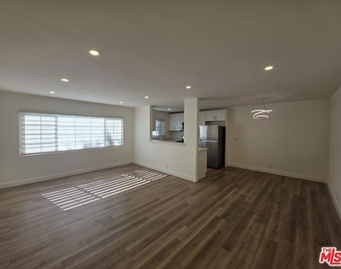 11051 Missouri Avenue - Photo Thumbnail 3