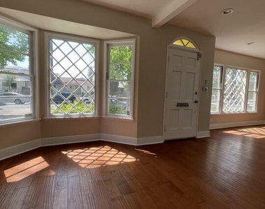 5048 Enfield Avenue - Photo Thumbnail 8