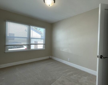 5048 Enfield Avenue - Photo Thumbnail 26