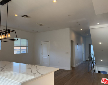 238 N Park View - Photo Thumbnail 4