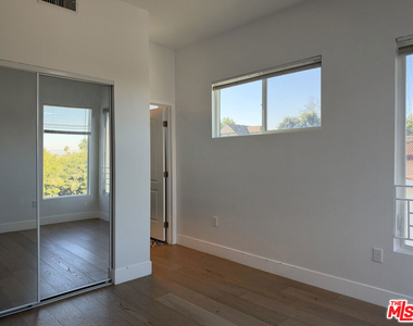 238 N Park View - Photo Thumbnail 8