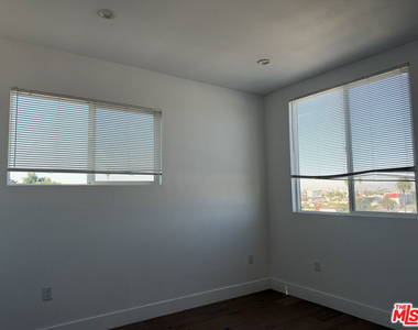 238 N Park View - Photo Thumbnail 18