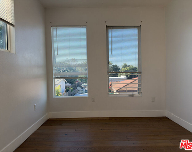 238 N Park View - Photo Thumbnail 13