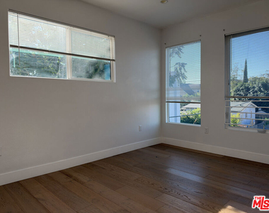 238 N Park View - Photo Thumbnail 12