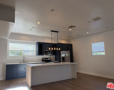 238 N Park View - Photo Thumbnail 3
