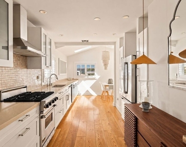 1605 Cabrillo Avenue - Photo Thumbnail 3