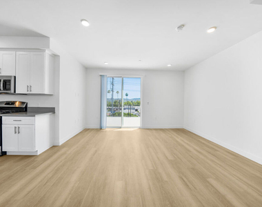 14825 Delano Street - Photo Thumbnail 6