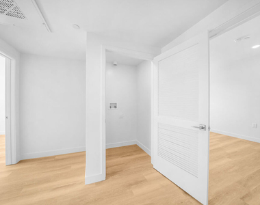 14825 Delano Street - Photo Thumbnail 9