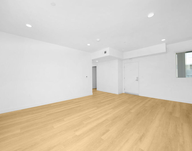 14825 Delano Street - Photo Thumbnail 16