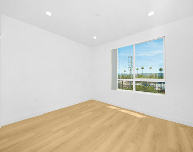 14825 Delano Street - Photo Thumbnail 17