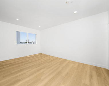 14825 Delano Street - Photo Thumbnail 8