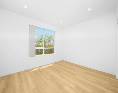 14825 Delano Street - Photo Thumbnail 19