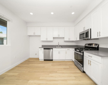 14825 Delano Street - Photo Thumbnail 4