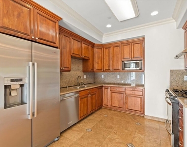 272 N Chester Avenue - Photo Thumbnail 4