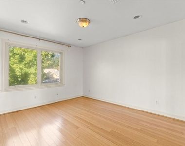 272 N Chester Avenue - Photo Thumbnail 10