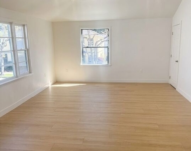 4305 Garthwaite Avenue - Photo Thumbnail 3
