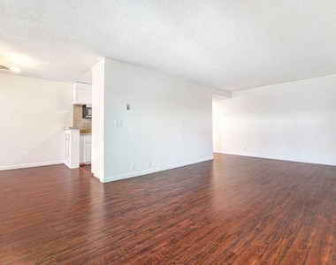 919 N N Alfred Street - Photo Thumbnail 2