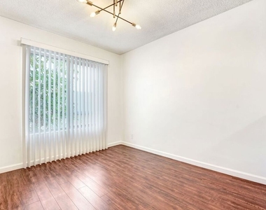 919 N N Alfred Street - Photo Thumbnail 9