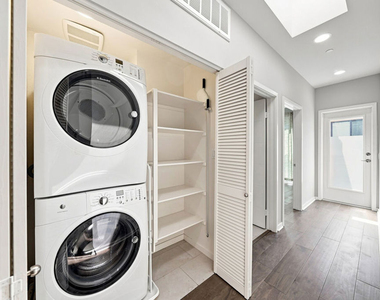 2928 Rowena Avenue - Photo Thumbnail 13