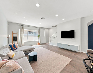 2928 Rowena Avenue - Photo Thumbnail 2