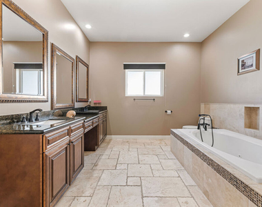 8817 Encino Avenue - Photo Thumbnail 16