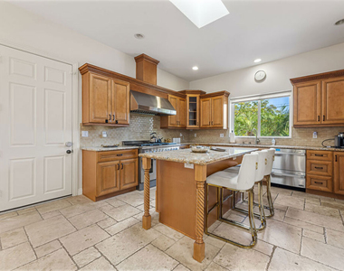 8817 Encino Avenue - Photo Thumbnail 6
