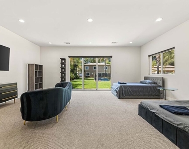 8817 Encino Avenue - Photo Thumbnail 28