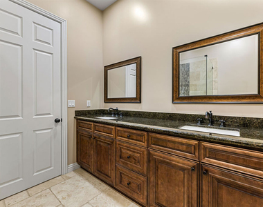 8817 Encino Avenue - Photo Thumbnail 10