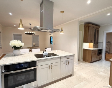 85 Violet Avenue - Photo Thumbnail 1