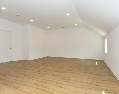 7 Lisa Drive - Photo Thumbnail 3