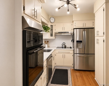 1035 Shore Acres Drive - Photo Thumbnail 4
