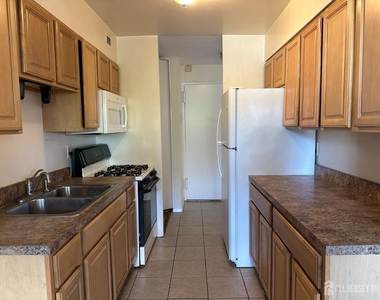 123 S Adelaide Avenue S - Photo Thumbnail 6