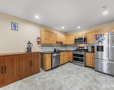 197 Barclay Court - Photo Thumbnail 7
