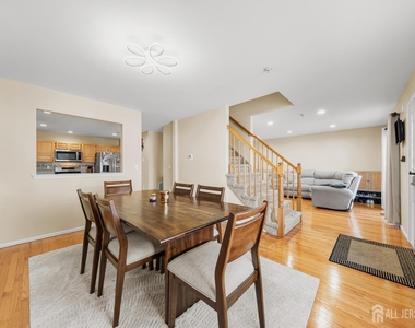 197 Barclay Court - Photo Thumbnail 5