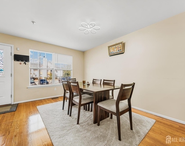 197 Barclay Court - Photo Thumbnail 4