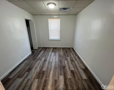 147 S Pine Avenue - Photo Thumbnail 8