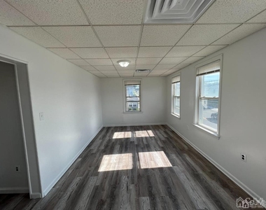 147 S Pine Avenue - Photo Thumbnail 5