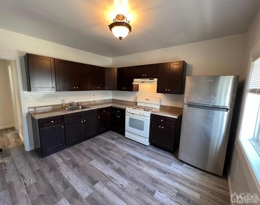 147 S Pine Avenue - Photo Thumbnail 16