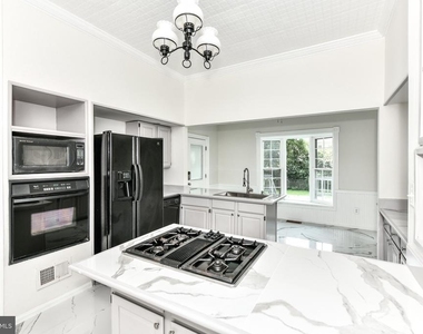 2415 Sandburg Street - Photo Thumbnail 11