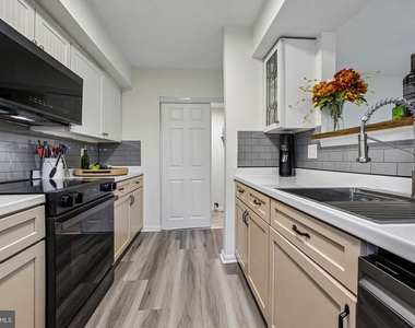 9899 Hagel Circle - Photo Thumbnail 16