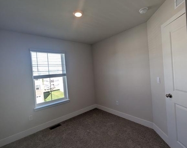 180 Sioux Loop - Photo Thumbnail 21