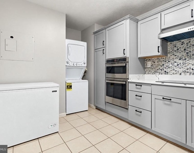 307 Yoakum Parkway - Photo Thumbnail 6