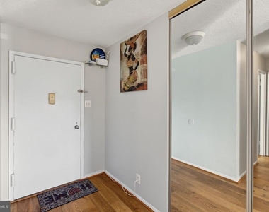 307 Yoakum Parkway - Photo Thumbnail 14