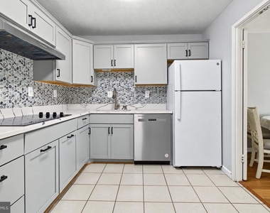 307 Yoakum Parkway - Photo Thumbnail 7