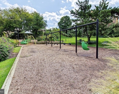 307 Yoakum Parkway - Photo Thumbnail 40